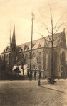 124056 Gezicht op de Kerk van O.L. Vrouw ten Hemelopneming (Biltstraat 123) vanuit de Oude Kerkstraat te Utrecht.